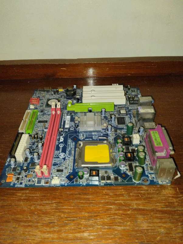 GIGABYTE GA-8VM800PMD-RH LGA 775 VIA P4M800 PRO Micro ATX Intel Motherboard