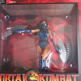 DIAMOND SELECT TOYS Mortal Kombat 11: Kitana PVC Figure, Multicolor - New, Sealed, Never displayed