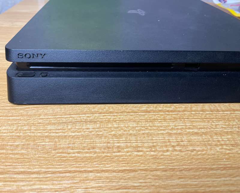 Sony Playstation 4 Slim - 1TB - 1 Sony PS4 Controller