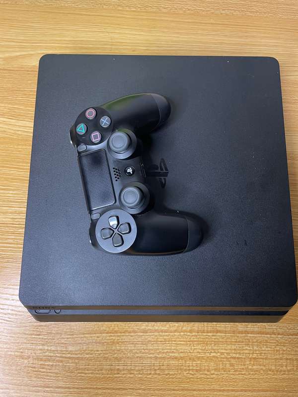Sony Playstation 4 Slim - 1TB - 1 Sony PS4 Controller