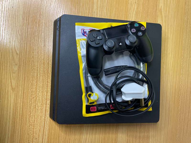 Sony Playstation 4 Slim - 1TB - 1 Sony PS4 Controller