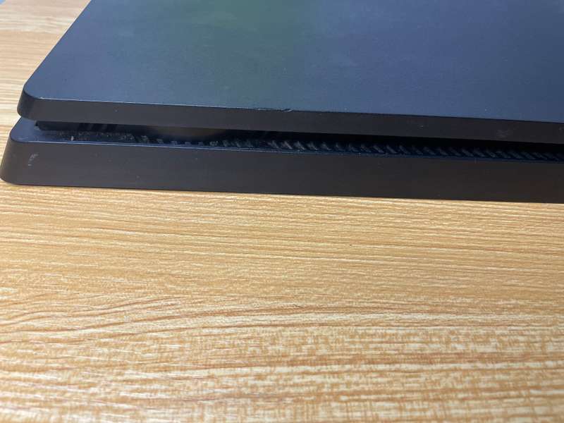 Sony Playstation 4 Slim - 1TB - 1 Sony PS4 Controller
