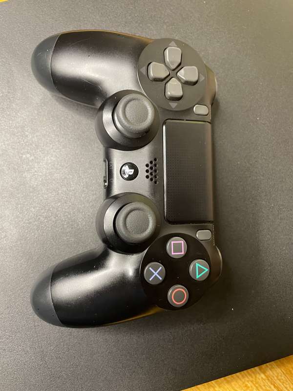 Sony Playstation 4 Slim - 1TB - 1 Sony PS4 Controller