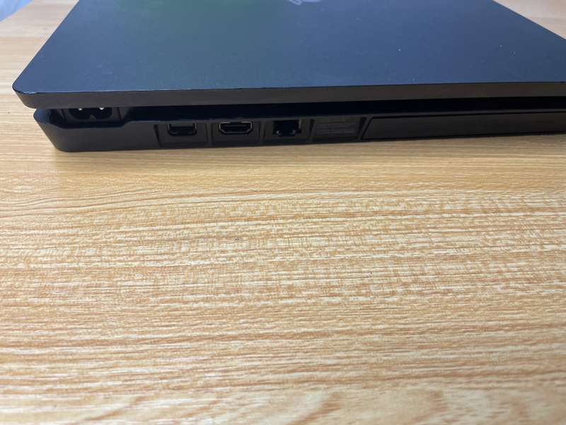 Sony Playstation 4 Slim - 1TB - 1 Sony PS4 Controller