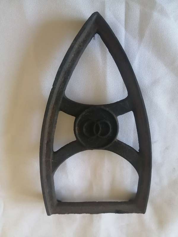 Vintage Cast Iron "SAD" Iron Trivit