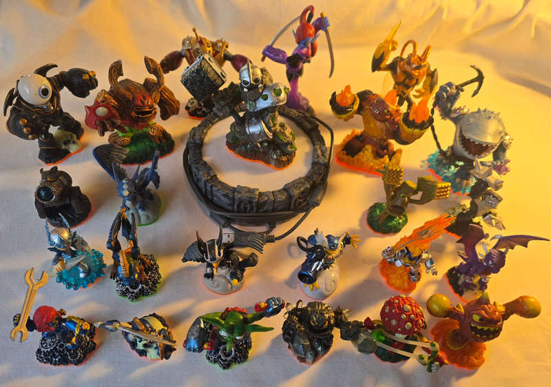 Skylanders Bundle - 8 Giants + 16 Regulars + Portal of Power