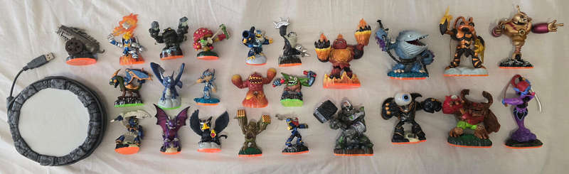 Skylanders Wii Bundle - 8 Giants + 16 Regulars + Portal of Power - Tested & Working