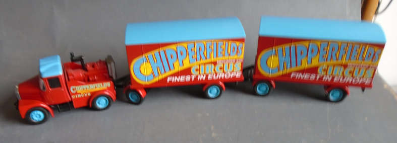 CORGI 1/50 SCALE - SCAMMEL HIGHWAYMAN WITH 2 TRAILERS CHIPPERFIELDS - BOXED