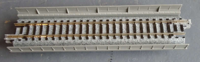 KATO N SCALE - S124 STRAIGHT TRACK WITH RISERS