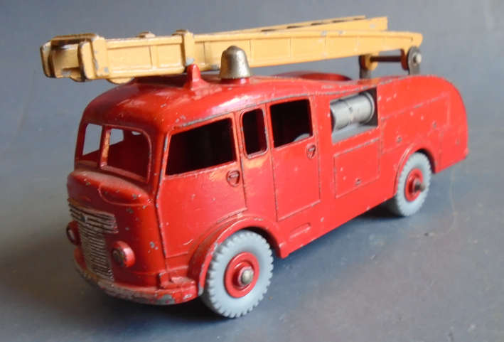 DINKY - FIRE ENGINE DAMAGE ON TOP LADDER