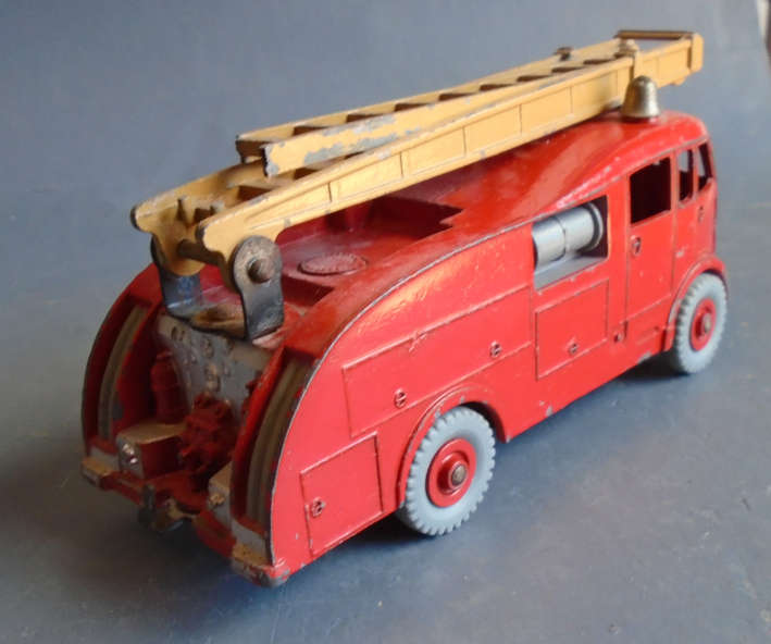 DINKY - FIRE ENGINE DAMAGE ON TOP LADDER