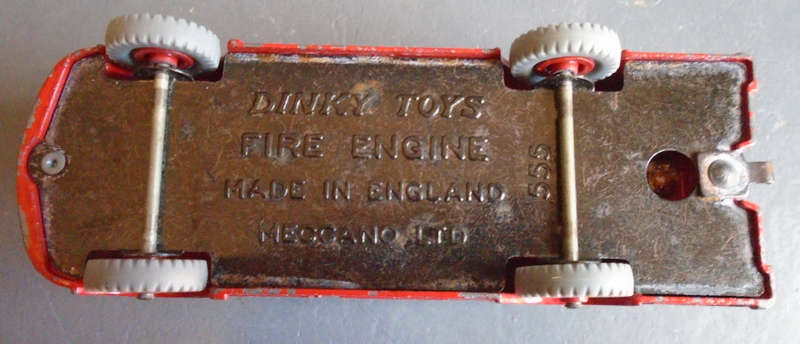 DINKY - FIRE ENGINE DAMAGE ON TOP LADDER