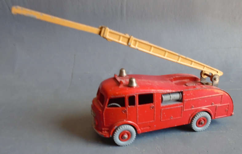 DINKY - FIRE ENGINE DAMAGE ON TOP LADDER