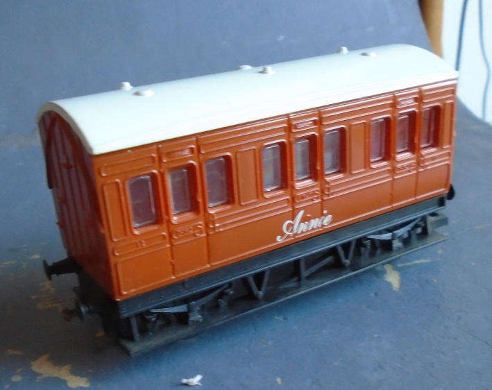 HORNBY OO SCALE - "ANNIE" PASSENGER COACH, NEEDS 1 COUPLING