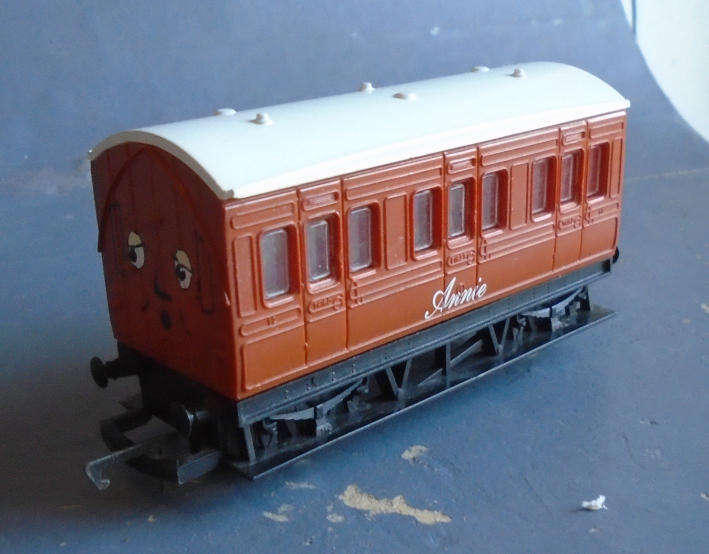 HORNBY OO SCALE - "ANNIE" PASSENGER COACH, NEEDS 1 COUPLING