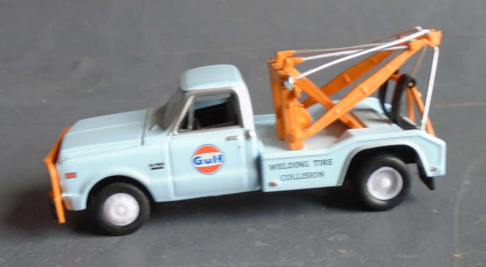 GREENLIGHT 1/64 SCALE - 1969 CHEVROLET C30 TOW TRUCK