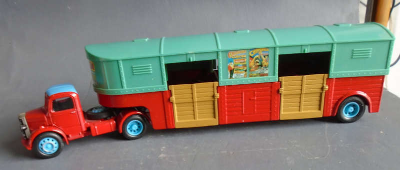 CORGI 1/50 SCALE - BEDFORD O ARTICULATED HORSEBOX CHIPPERFIELDS - BOXED