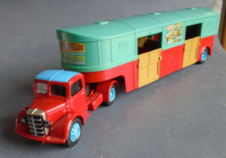 CORGI 1/50 SCALE - BEDFORD O ARTICULATED HORSEBOX CHIPPERFIELDS - BOXED
