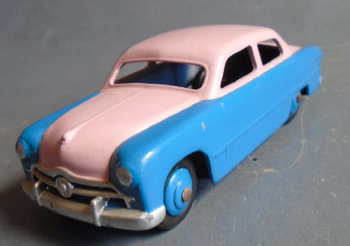 DINKY - FORD SEDAN