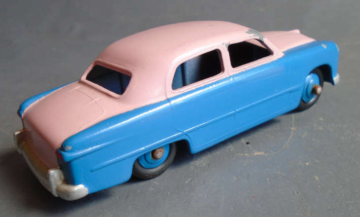 DINKY - FORD SEDAN