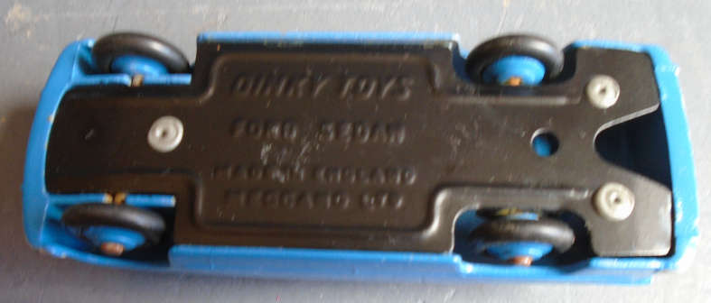 DINKY - FORD SEDAN