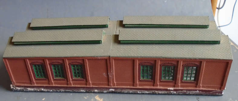 N SCALE - DOUBLE ENGINE SHED, FOOTPRINT 220 X 85 mm