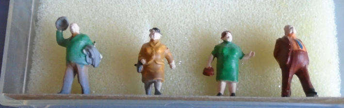 HO SCALE - 4 X PASSENGER PEOPLE