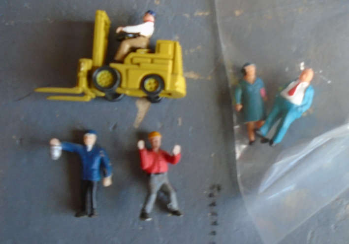 HO SCALE - FORKLIFT AND RAILWAY PERSONEL/PASSENGERS