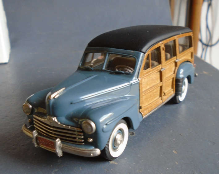BROOKLIN 1/43 SCALE - 1947 FORD V-8 STATION WAGON (REAR BUMPER DAMAGED) - BOXED