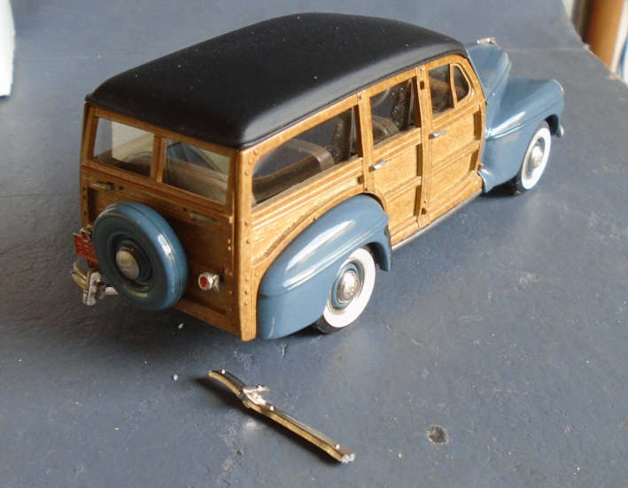BROOKLIN 1/43 SCALE - 1947 FORD V-8 STATION WAGON (REAR BUMPER DAMAGED) - BOXED