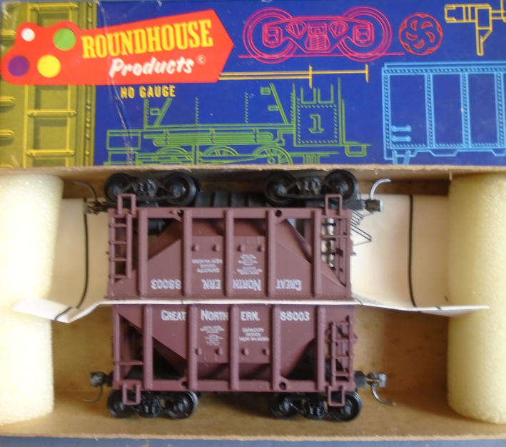 ROUNDHOUSE HO SCALE - 2 X GREAT NORTHERN ORE WAGONS, BOXED