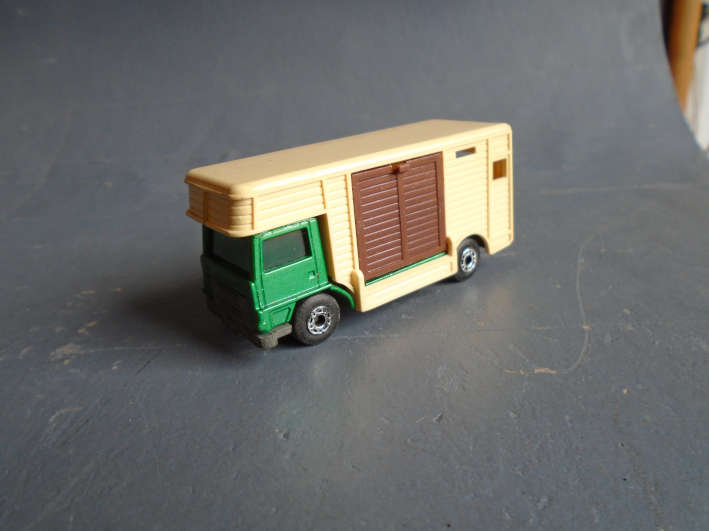 MATCHBOX # 40 - BEDFORD HORSE BOX