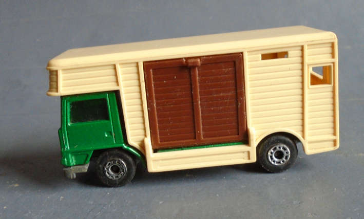 MATCHBOX # 40 - BEDFORD HORSE BOX