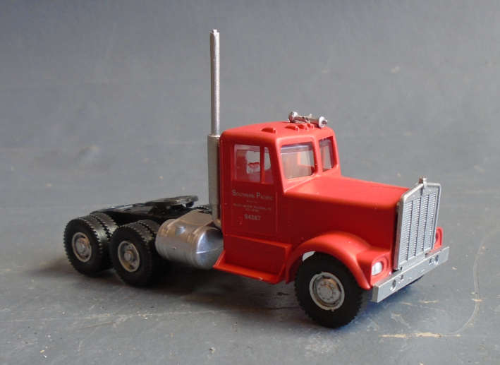 ATHEARN HO SCALE - KENWORTH TRACTOR, CONRAIL - IN PKT (SEE SAMPLE FOTO OF TRUCK)