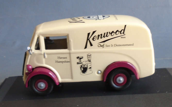 CORGI 1/43 SCALE - MORRIS J VAN - BOXED