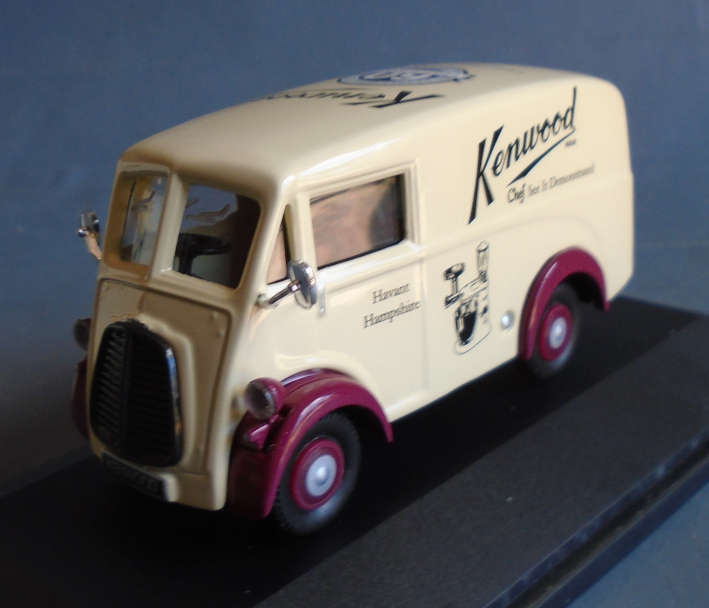CORGI 1/43 SCALE - MORRIS J VAN - BOXED