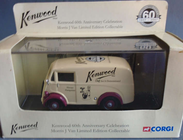 CORGI 1/43 SCALE - MORRIS J VAN - BOXED