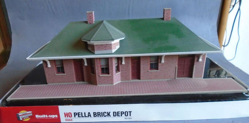 WALTHERS HO SCALE - PELLA BRICK DEPOT SATION, BOXED