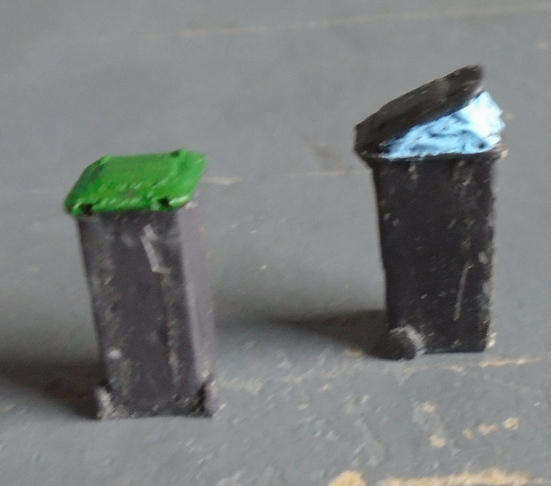 HO SCALE - 2 X BLACK REFUSE BINS