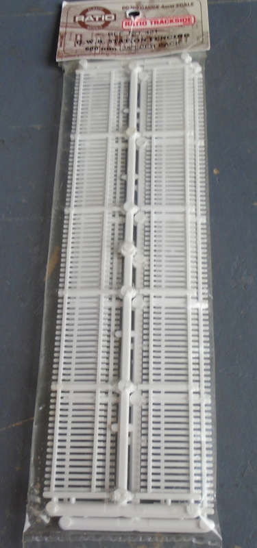 RATIO HO/OO SCALE - 680mm GWR STATION FENCING, IN PKT