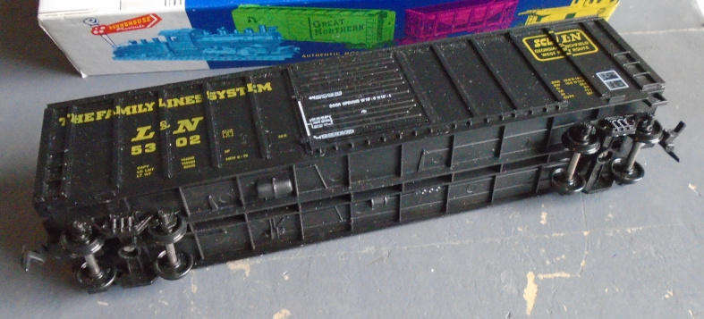ROUNDHOUSE HO SCALE - 50' RIB SIDE BOX CAR, BOXED