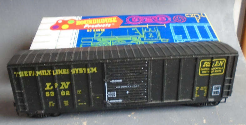 ROUNDHOUSE HO SCALE - 50' RIB SIDE BOX CAR, BOXED
