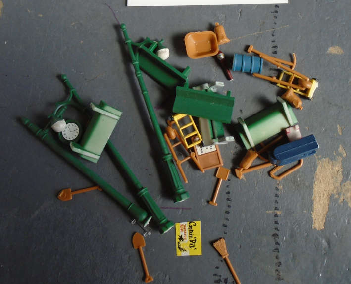 HO SCALE - STATION/PLATFORM ACCESORIES AS PER FOTO