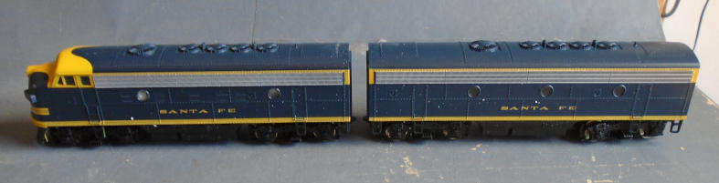 STEWART HOBBIES HO SCALE - SANTA FE F9 A/B UNITS DIESEL LOCO, BOXED, B UNIT IS A DUMMY