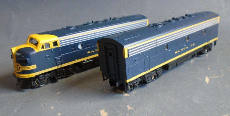 STEWART HOBBIES HO SCALE - SANTA FE F9 A/B UNITS DIESEL LOCO, BOXED, B UNIT IS A DUMMY