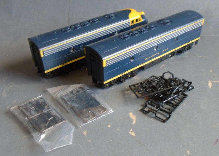 STEWART HOBBIES HO SCALE - SANTA FE F9 A/B UNITS DIESEL LOCO, BOXED, B UNIT IS A DUMMY