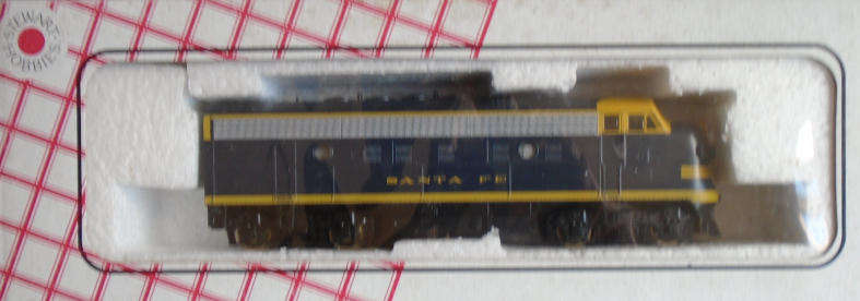 STEWART HOBBIES HO SCALE - SANTA FE F9 A/B UNITS DIESEL LOCO, BOXED, B UNIT IS A DUMMY
