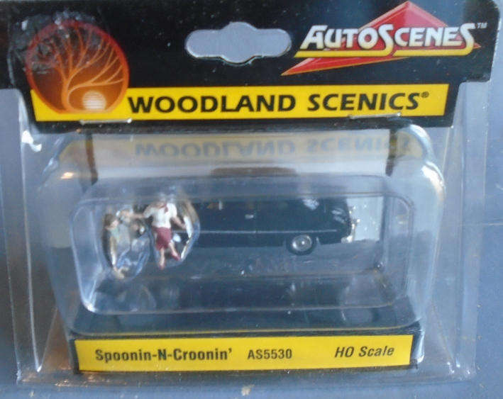 WOODLAND SCENICS HO SCALE - SPOONIN-N-CROONIN W/FIGURES, CARDED