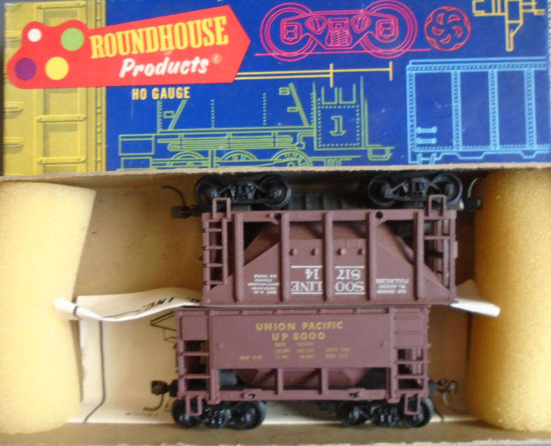 ROUNDHOUSE HO SCALE - 1 X UP & 1 X SOO LINE ORE WAGONS, BOXED