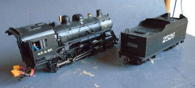 BACHMANN SPECTRUM HO SCALE - SANTA FE 2-8-0 STEAM LOCO & TENDER W/DCC FITTED, BOXED